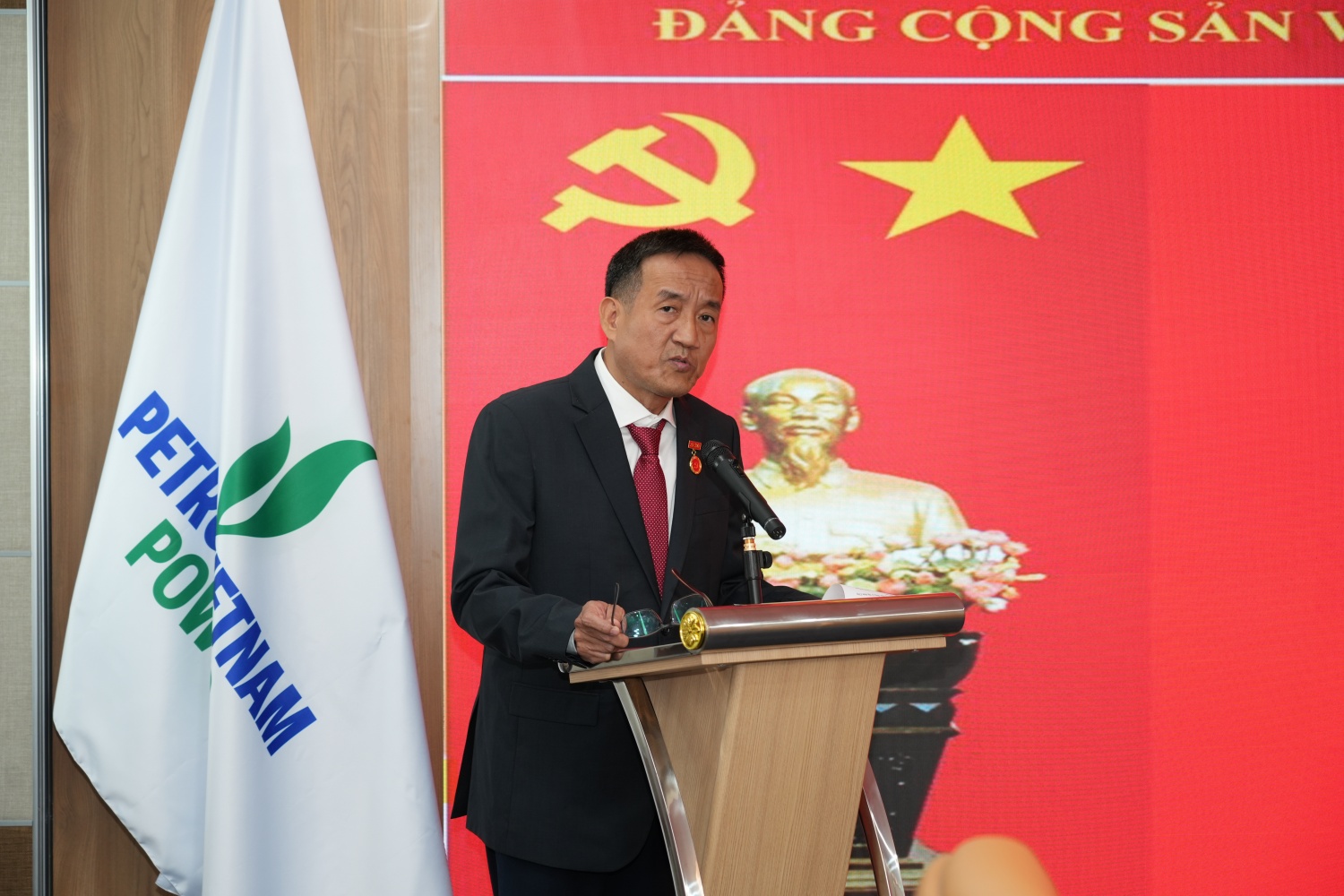 Đồng chí Đặng Tuấn Cường bày tỏ niềm vinh dự và tự hào khi được trao tặng Huy hiệu 30 năm tuổi Đảng.